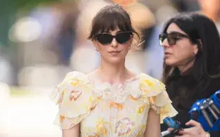 Así es el vestido de flores con zapatillas que Dakota Johnson usa en el final de Amores Materialistas