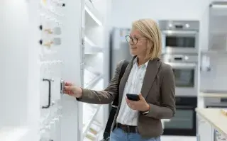 Cómo renovar los tiradores de los muebles de cocina para remodelarla y no gastar de más