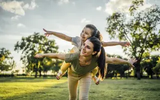 Cuando los hijos cargan con nuestras expectativas: cómo criarlos sin proyectarles nuestras cuentas pendientes