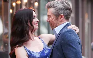 Anne Hathaway junto a Patrick Brammall, el actor australiano que no pertenece al elenco original pero que se unirá a la secuela, en una de las escenas más románticas que veremos.