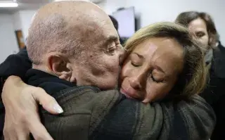 La Justicia condenó al exmarido de Julieta Prandi: su historia y el reclamo por una vida libre de violencia Julieta Prandi, visiblemente conmovida, abraza a su papá tras la condena a su exmarido