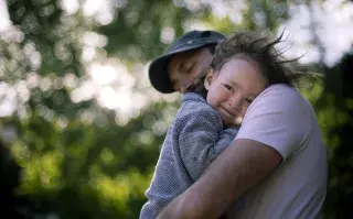 Padre e hijo abrazados