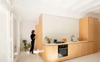 Con muebles que desempeñan más de una función, juegos de altura y algunos recursos muy prácticos se puede hacer que entre de todo en muy poco espacio.