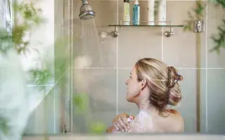 Foto de mujer bañándose.