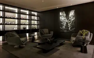 Las 5 claves de Casa FOA 4.El negro, también, se impone: en muebles, revestimientos y arte. En este caso, en el estar que proponen Adrián Moyano y Carolina Scolni