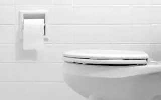Foto de inodoro blanco.