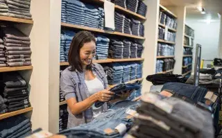 Foto de mujer comprando jeans.