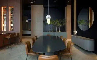 Adiós a las paredes blancas: Casa FOA confirma el color tendencia de 2026 Living comedor
