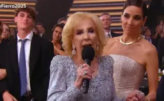 Juana Viale llegó a la alfombra roja acompañada por su hijo, Silvestre