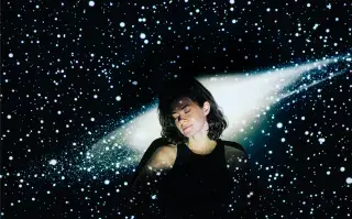 Foto de mujer con estrellas.