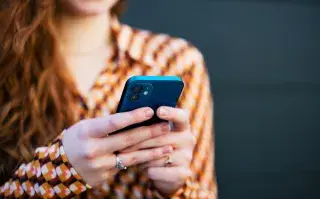 Adicción al celular: por qué nos cuesta soltarlo y cómo empezar a tener una relación más sana con la tecnología Adicción al celular: por qué nos cuesta soltarlo y cómo empezar a tener una relación más sana con la tecnología