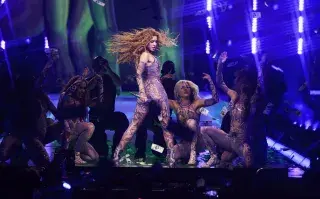 Shakira en su gira "Las mujeres ya no lloran" tour
