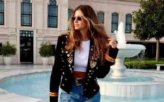 La China Suárez con chaqueta militar, jeans y botas negras