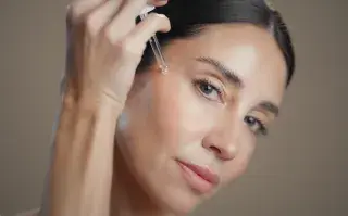 Adiós al maquillaje pesado: la tendencia de la piel fresca y real Adiós al maquillaje pesado: la tendencia de la piel fresca y real.