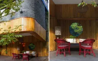 Una galería en sintonía con el entorno exterior y que simula un espacio interior. Ambientando como un living, con sillas vintage de estilo MDQ y un elemento estratégico: el espejo redondo que refleja la naturaleza sobre la fachada en madera.