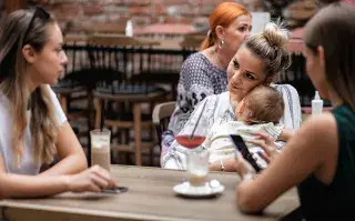 "Soy la primera que tuvo hijos": cómo se reconfiguran los vínculos con las amigas "Soy la primera que tuvo hijos": cómo se reconfiguran los vínculos con las amigas