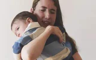 Daniela Aza, con su hijo Lucas.