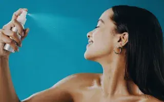 Refresca, calma e hidrata en segundos. Descubrí cómo este clásico del cuidado facial se convierte en el aliado ideal para proteger la piel del sol, el calor y la sensibilidad