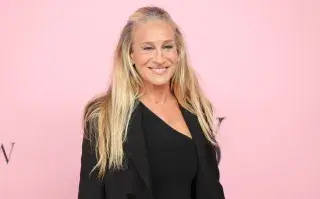 Sarah Jessica Parker, la neoyorquina por excelencia, acaparó todas las miradas en el photocall con un look sobrio y sofisticado que confirmó, una vez más, su estatus de icono eterno de la moda.
