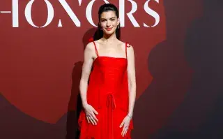 La actriz eligió un diseño rojo de los primeros 2000 para homenajear al legendario diseñador italiano en los WWD Honors.La actriz eligió un diseño rojo de los primeros 2000 para homenajear al legendario diseñador italiano en los WWD Honors.