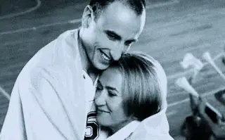 RAQUEL MACCARI, mamá de Manu Ginóbili, junto a su hijo. 