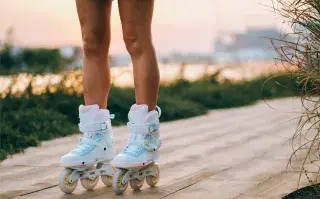 Patinaje urbano: la nueva forma divertida de hacer cardio Foto de mujer patinando.