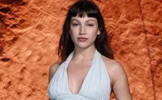 Úrsula Corberó reaparece en PFW tras su anuncio de embarazo su look en el desfile de Chanel. 