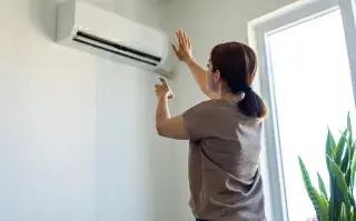 Foto de mujer con aire acondicionado.