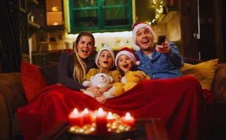 Foto de una familia viendo la tele en Navidad