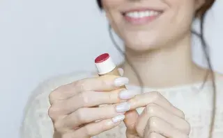 Los labios son una de las zonas más sensibles y olvidadas frente al sol. Sin protección, pueden resecarse, quemarse y perder volumen.