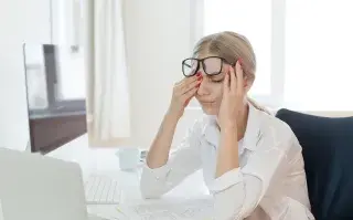 Los riesgos para la salud de las pestañas postizas Foto de mujer con problemas en la vista.
