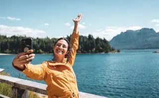 Tendencias 2025: 5 destinos nacionales elegidos por los influencers para las vacaciones de verano Foto de mujer de vacaciones.