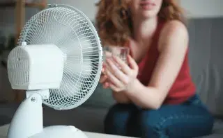 Foto de mujer sufriendo calor.