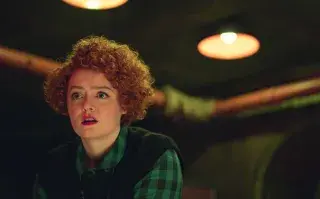 Una mujer mirando con cara de sorpresa.