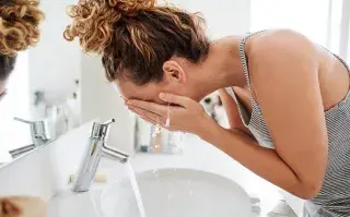 Errores comunes al lavarte la cara: 3 hábitos que están dañando tu barrera cutánea.