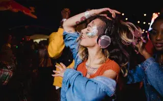 Foto de mujer en una fiesta.