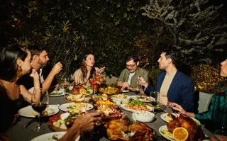 untada VIP combina pizza gourmet, intervenciones teatrales y espacios pensados para crear vínculos auténticos en un entorno relajado y divertido.untada VIP combina pizza gourmet, intervenciones teatrales y espacios pensados para crear vínculos auténticos en un entorno relajado y divertido.