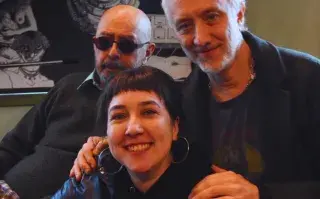 Foto del Indio Solari con Andy Kusnetzoff y Sol Liggera.