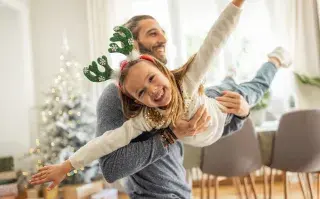 Fiestas reales, no perfectas: maternidad, mandatos y bienestar emocional adulto con niña celebrando navidad