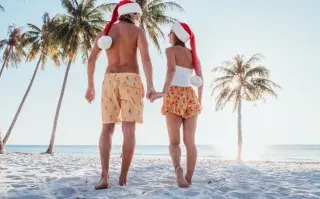 pareja en la playa en Navidad