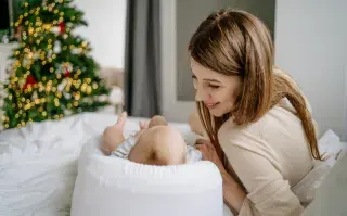 Fiestas en el posparto: cómo vivirlas sin culpas ni exigencias Navidad y posparto: cómo atravesar esta fecha sin estresarte de más.