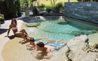 Piletas de arena: la tendencia para patios que crea una playa en tu casa