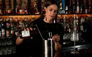Jarras de coctelería simples para la mesa de las Fiestas: ideas de Mona Gallosi para que te inspires.