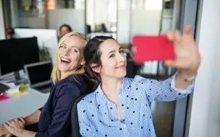 Amistades en el trabajo: dos mujeres se toman una selfie