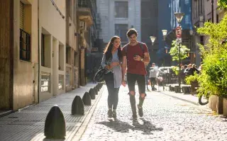 Con festivales gratuitos, parques llenos de música, piletas públicas y propuestas culturales al aire libre, el verano en Buenos Aires invita a disfrutar la ciudad desde otro ritmo, combinando naturaleza, agua y vida urbana.
