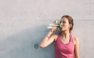 Foto de mujer entrenando.