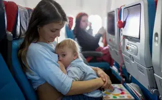 Viajar en avión con bebés: guía práctica para disfrutar el vuelo y reducir el estrés Viajar en avión con bebés: guía práctica para disfrutar el vuelo y reducir el estrés
