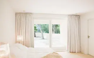 Las cortinas siempre fueron una pieza clásica en la decoración de interiores, pero hoy se están replanteando