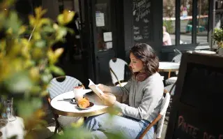 Ir solo a una cafetería dejó de ser un plan incómodo para transformarse en un ritual de autocuidado. El solo coffee propone una pausa sin apuro, un mimo cotidiano y tiempo propio en medio de la rutina.
