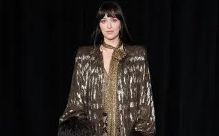 Dakota Johnson volvió a ser un punto de atención con un atuendo que mezcla referencias bohemias con un toque de elegancia moderno, perfecto para inspirar looks durante 2026.